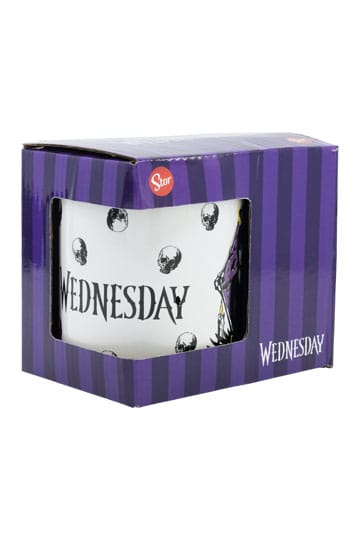 Mug Wednesday – Nevermore Academy – 325 ml – Officiel. Mug en céramique décoré d’illustrations gothiques de Wednesday Addams. Un must-have pour les fans de la série Netflix et de l’univers Addams.