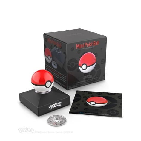 Réplique Pokémon en métal – Mini Poké Ball – Diecast. Réplique miniature premium avec effets lumineux et base d'exposition. Parfait pour les fans et collectionneurs de Pokémon."