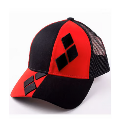 Casquette trucker Harley Quinn - DC Comics. Modèle rouge et noir avec broderies épaisses, visière arrondie en coton et ajustable à l’arrière. Un accessoire parfait pour les fans de Suicide Squad et de l’univers Batman.