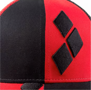 Casquette trucker Harley Quinn - DC Comics. Modèle rouge et noir avec broderies épaisses, visière arrondie en coton et ajustable à l’arrière. Un accessoire parfait pour les fans de Suicide Squad et de l’univers Batman.