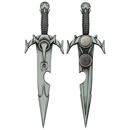 Décapsuleur Rasoir de Mehrunès The Elder Scrolls IV Oblivion. Réplique officielle en métal avec finition nickel antique, dos magnétique et design inspiré de l’arme mythique du jeu.