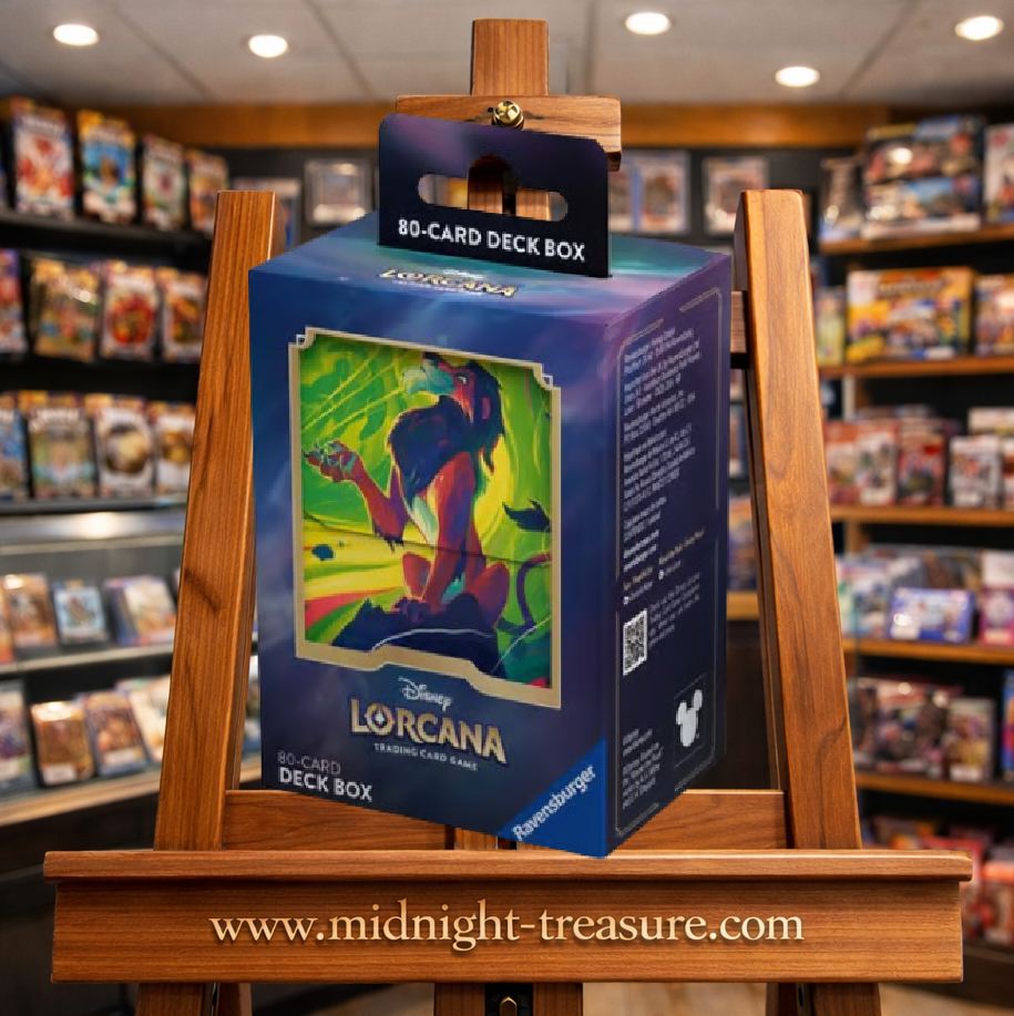 Disney Lorcana – Boîte de deck La Mer Azurite – Scar. Accessoire rigide pour protéger jusqu’à 80 cartes. Design inspiré de l’extension marine La Mer Azurite. Un indispensable pour les joueurs de Lorcana."