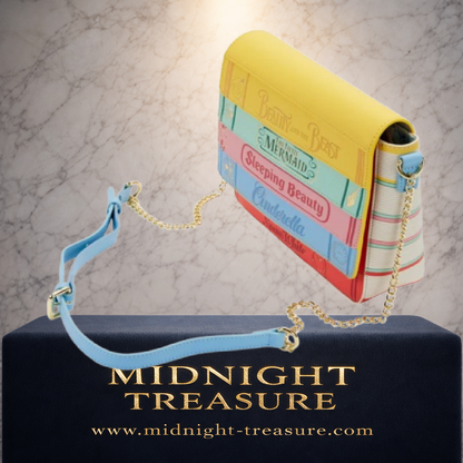 Sac bandoulière Loungefly Disney Princess Books 24 x 20 x 10 cm en forme de pile de livres représentant La Belle et la Bête, La Petite Sirène, La Belle au bois dormant, Cendrillon et Blanche-Neige, avec bandoulière chaîne dorée et détails en relief.