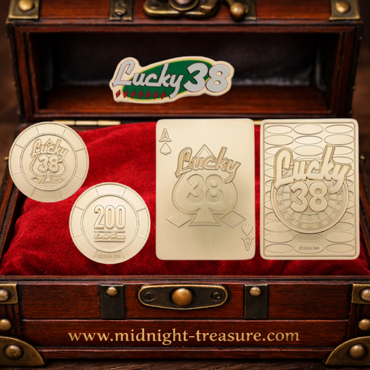 Set collector officiel Fallout New Vegas Lucky 38 Gold Edition Fanattik avec carte métallique As de pique, jeton de poker et pin's, édition limitée numérotée à 5000 exemplaires.