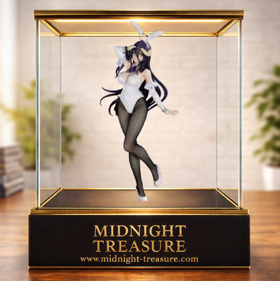 Figurine Overlord – Albedo – BiCute Bunnies – 30 cm – FuRyu. Albedo est représentée dans une tenue bunny blanche avec oreilles de lapin, longues mèches noires, cornes ivoire et véritables bas résille noirs.