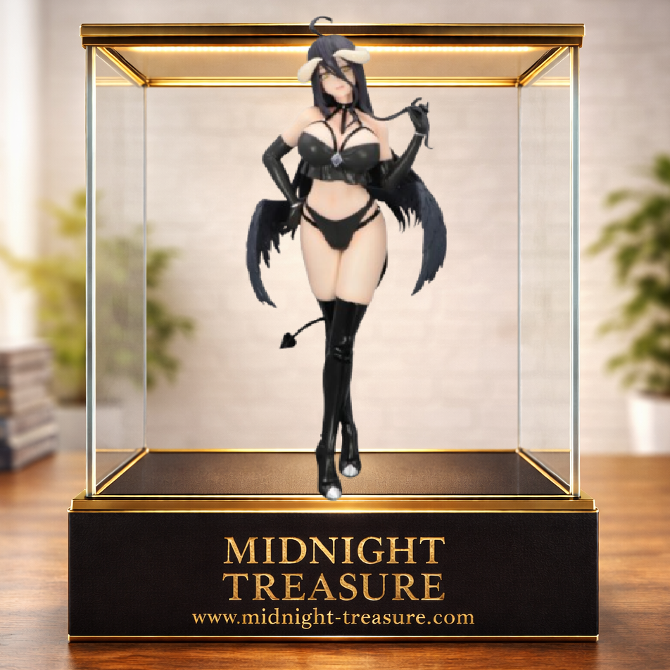 Figurine Overlord – Albedo – BiCute Dark – 26 cm – FuRyu. Albedo porte une tenue noire élégante avec ses cornes, ses ailes sombres et sa queue démoniaque caractéristiques. Une figurine détaillée parfaite pour les fans d'Overlord.