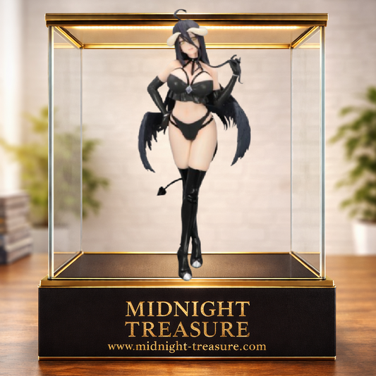 Figurine Overlord – Albedo – BiCute Dark – 26 cm – FuRyu. Albedo porte une tenue noire élégante avec ses cornes, ses ailes sombres et sa queue démoniaque caractéristiques. Une figurine détaillée parfaite pour les fans d'Overlord.