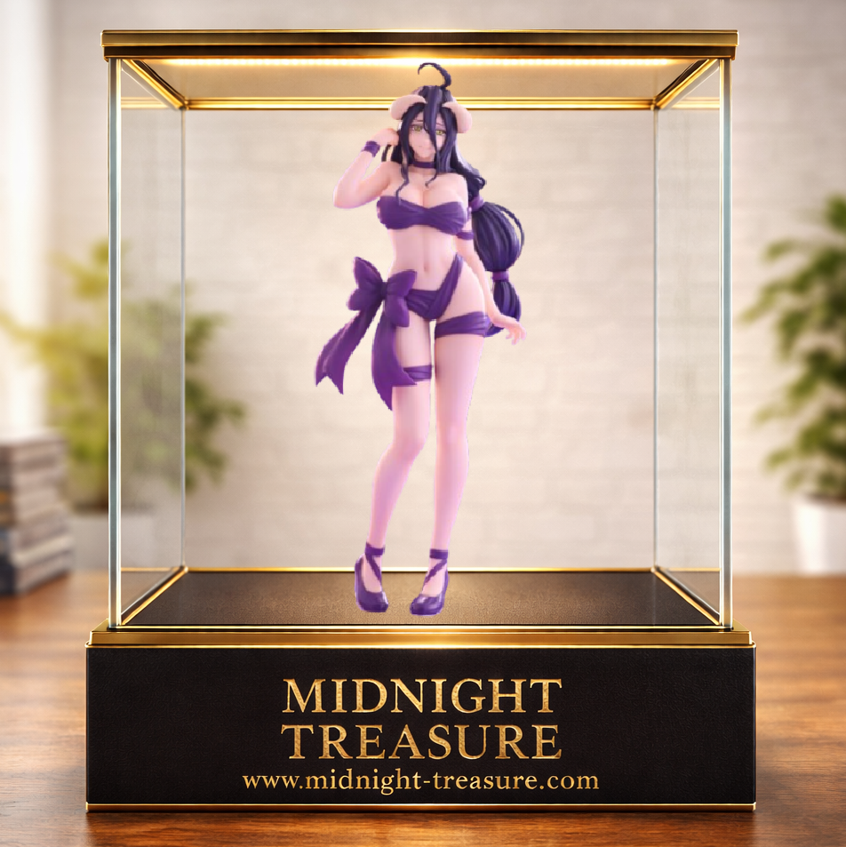 Figurine Overlord – Albedo – BiCute Ribbons – 26 cm – FuRyu. Albedo est représentée avec ses longues mèches noires, ses cornes blanches et une tenue violette originale ornée d’un grand nœud et de multiples rubans.