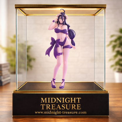 Figurine Overlord – Albedo – BiCute Ribbons – 26 cm – FuRyu. Albedo est représentée avec ses longues mèches noires, ses cornes blanches et une tenue violette originale ornée d’un grand nœud et de multiples rubans.