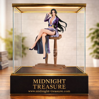 Figurine Boa Hancock Grandline Journey Banpresto 20 cm issue de One Piece, représentant l'Impératrice des Kuja assise sur un tabouret en bois, vêtue de sa tenue violette emblématique avec une longue chevelure sculptée et des finitions détaillées.