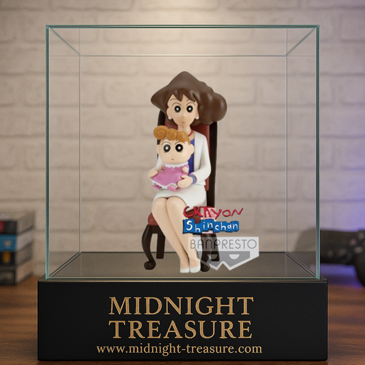 Figurine Crayon Shinchan – Misae & Himawari – 15 cm – Banpresto. Misae assise tenant Himawari sur ses genoux, une scène touchante et fidèle à l’anime culte. Parfaite pour les fans de la série."