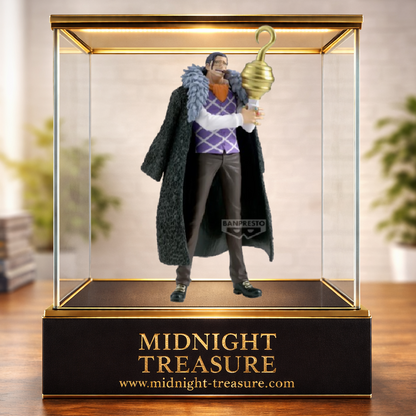 Figurine One Piece – Crocodile – Grandline Series – 17 cm – Banpresto. Crocodile avec son crochet doré et son cigare, vêtu de son long manteau emblématique. Une figurine détaillée parfaite pour les fans de One Piece.