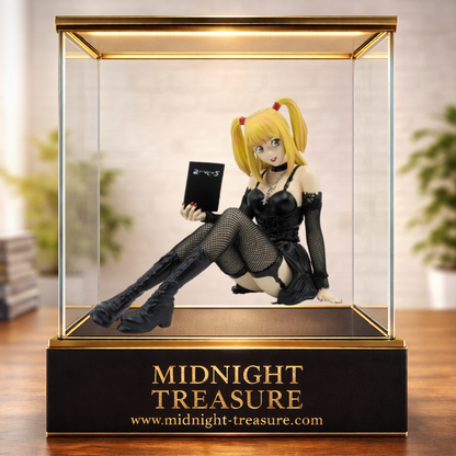 Figurine Death Note – Misa Amane – SFC – 8 cm – ABYstyle Studio. Misa assise tenant son Death Note avec tenue gothique et collants en tissu.
