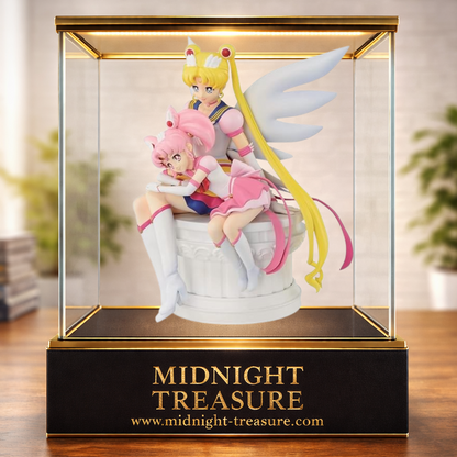 Figurine Eternal Sailor Moon et Eternal Sailor Chibi Moon Ichibansho Bandai Spirits 14 cm issue de Sailor Moon Eternal, représentant les deux héroïnes assises sur une colonne avec leurs grandes ailes blanches dans une scène tendre et fidèle au film.