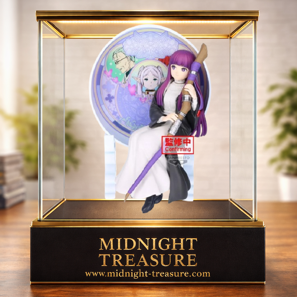 Figurine Frieren: Beyond Journey's End – Fern – Glasscape – 15 cm – Banpresto Bandai Spirits. Fern est assise avec son bâton de mage devant un magnifique décor effet vitrail représentant Frieren, Himmel et Heiter, dans une figurine élégante et fidèle à l'anime.