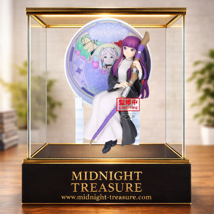 Figurine Frieren: Beyond Journey's End – Fern – Glasscape – 15 cm – Banpresto Bandai Spirits. Fern est assise avec son bâton de mage devant un magnifique décor effet vitrail représentant Frieren, Himmel et Heiter, dans une figurine élégante et fidèle à l'anime.