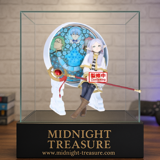 Figurine Frieren – Glasscape – 15 cm – Banpresto. Frieren assise devant un décor vitrail magique, expression douce et mélancolique. Une figurine élégante parfaite pour les fans de Frieren.