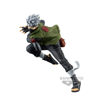 Figurine Naruto Shippuden – Hatake Kakashi – Colosseum – 13 cm – Banpresto. Kakashi en plein mouvement, portant le bandeau de la Grande Guerre Ninja, prêt à exécuter une attaque éclair. Une figurine dynamique et détaillée, parfaite pour les fans de Naruto.