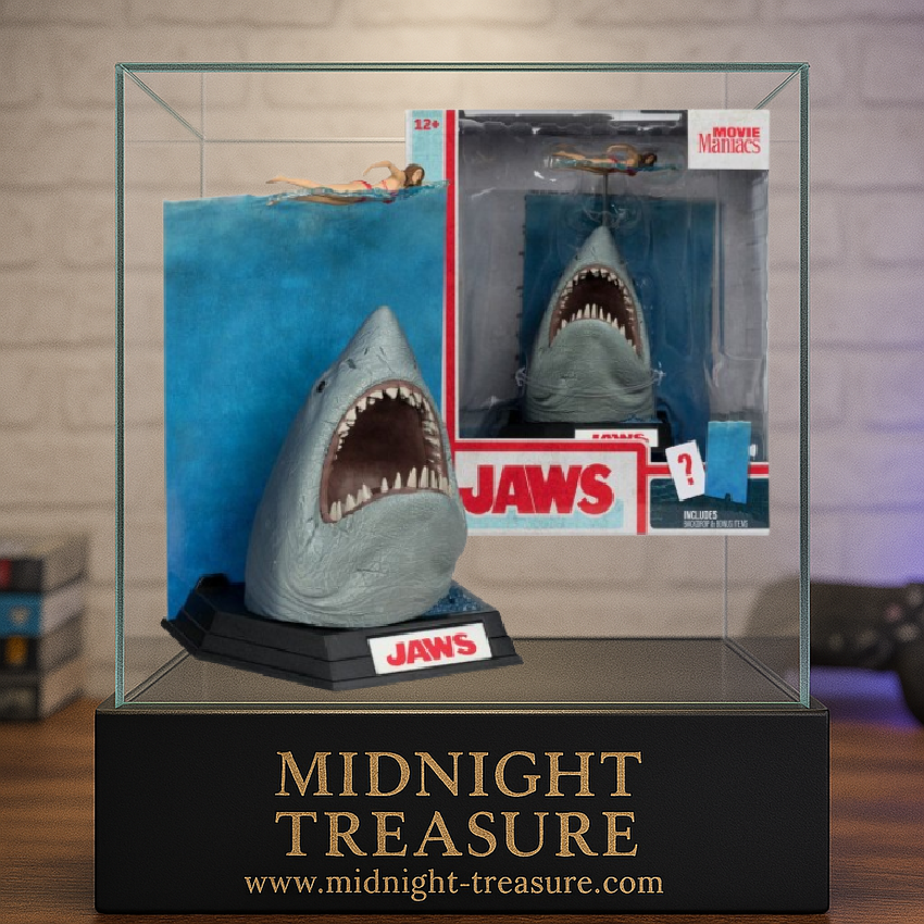 Figurine JAWS – Les Dents de la Mer – 50ème Anniversaire – Movie Maniacs 16 cm. Représentation du requin attaquant une nageuse, avec socle et décor collector. Une pièce incontournable pour les fans de cinéma culte.