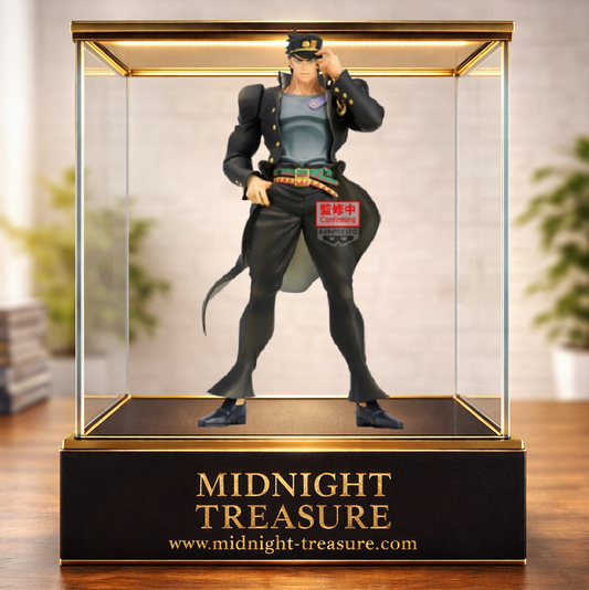 Figurine JoJo’s Bizarre Adventure – Jotaro Kujo – Stardust Crusaders – 22 cm – Banpresto. Jotaro ajustant sa casquette avec son manteau flottant et son regard déterminé. Une figurine incontournable pour les fans de JoJo.