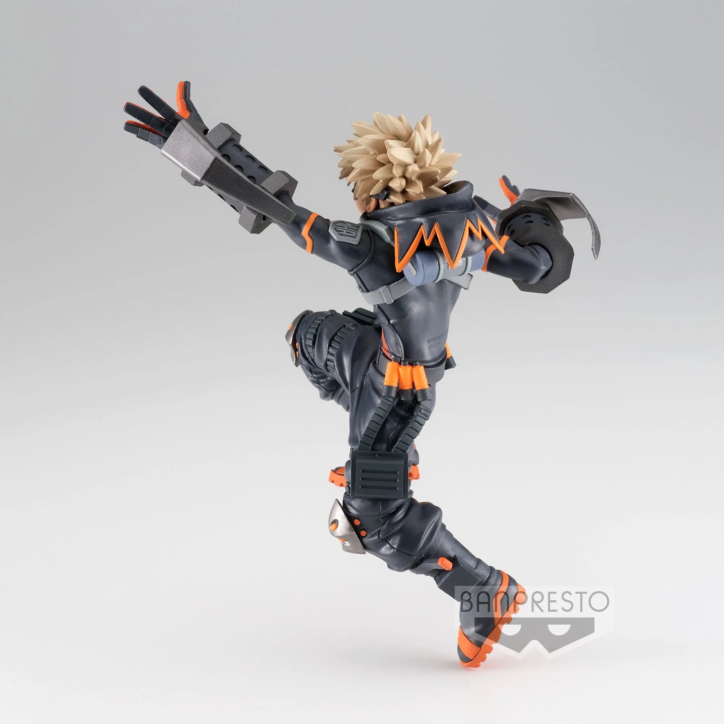 Figurine PVC Katsuki Bakugo – The Amazing Heroes WHM (15 cm) de My Hero Academia. Une pose dynamique avec sa tenue noire du film World Heroes' Mission, prêt à déclencher une explosion. Produit officiel Banpresto.