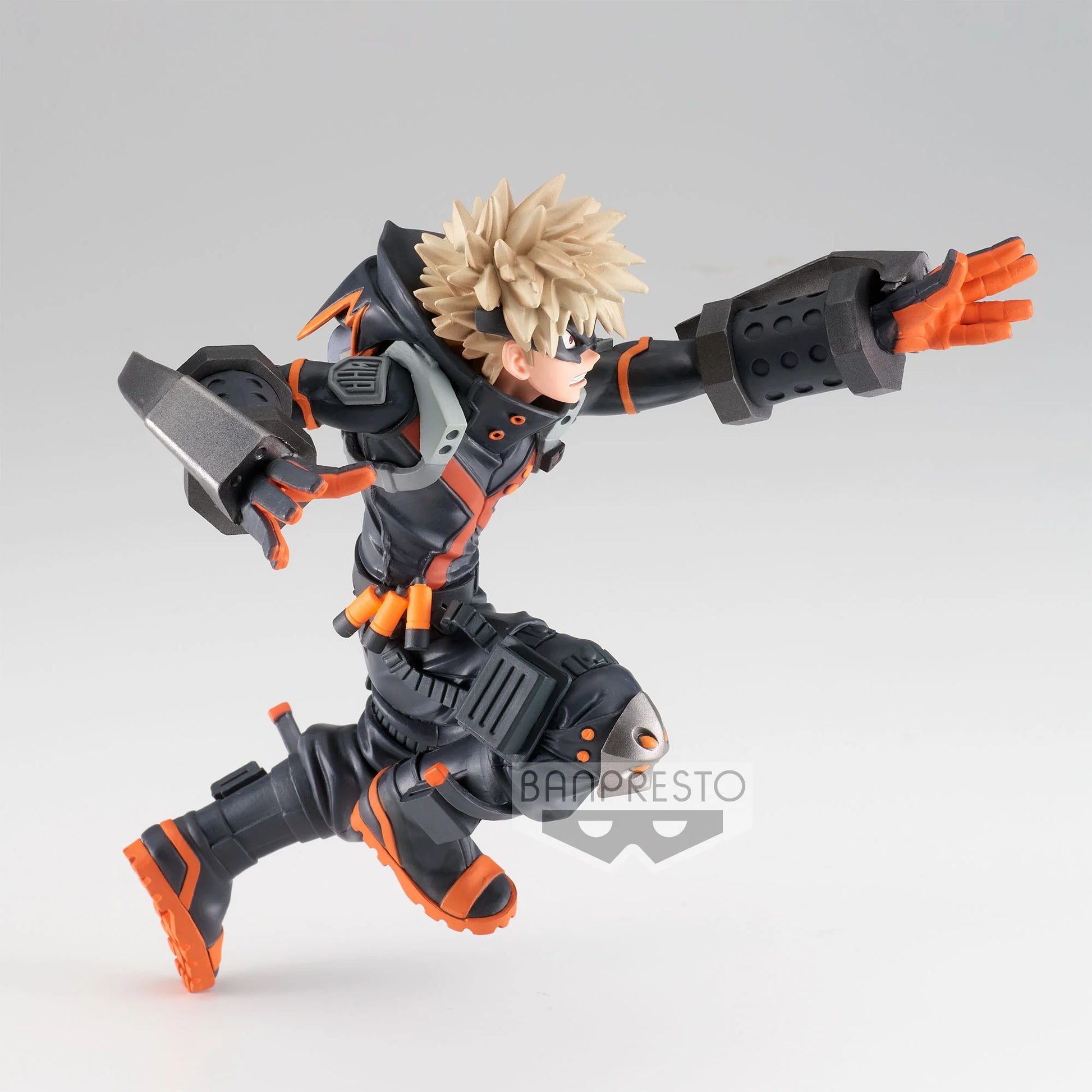 Figurine PVC Katsuki Bakugo – The Amazing Heroes WHM (15 cm) de My Hero Academia. Une pose dynamique avec sa tenue noire du film World Heroes' Mission, prêt à déclencher une explosion. Produit officiel Banpresto.