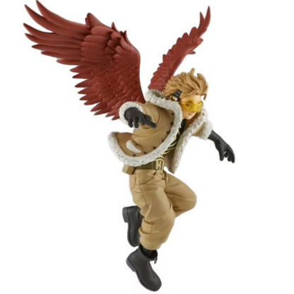 Figurine My Hero Academia – Hawks – Amazing Heroes Vol.24 – 14 cm – Banpresto. Hawks en vol, ailes rouges déployées, lunettes jaunes et pose dynamique. Une figurine vive et fidèle pour les fans de MHA.