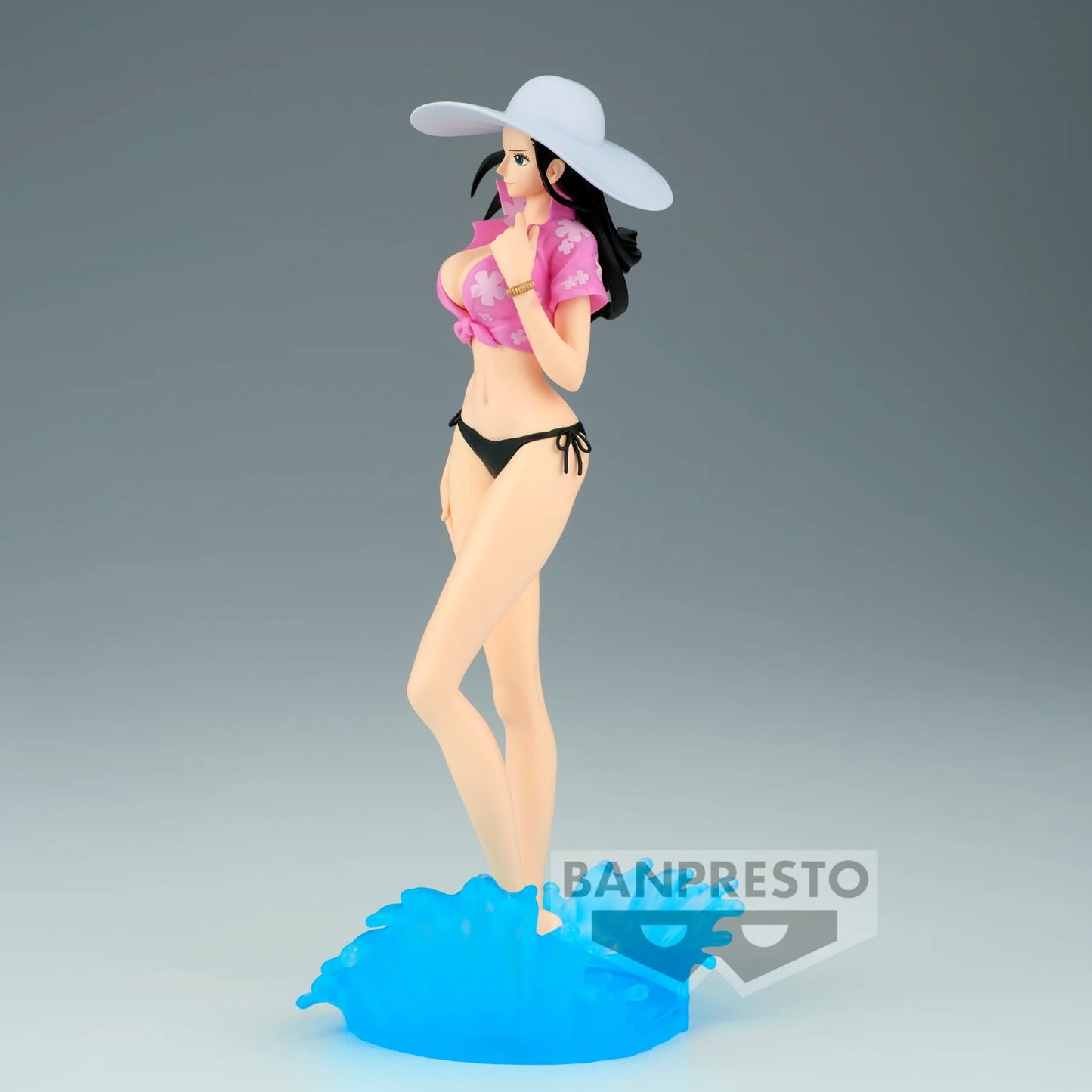 Figurine PVC Nico Robin – Glitter & Glamours (23 cm) de One Piece. Pose élégante avec bikini noir, chemise rose et effet de vague translucide. Produit officiel Banpresto inspiré du personnage culte.