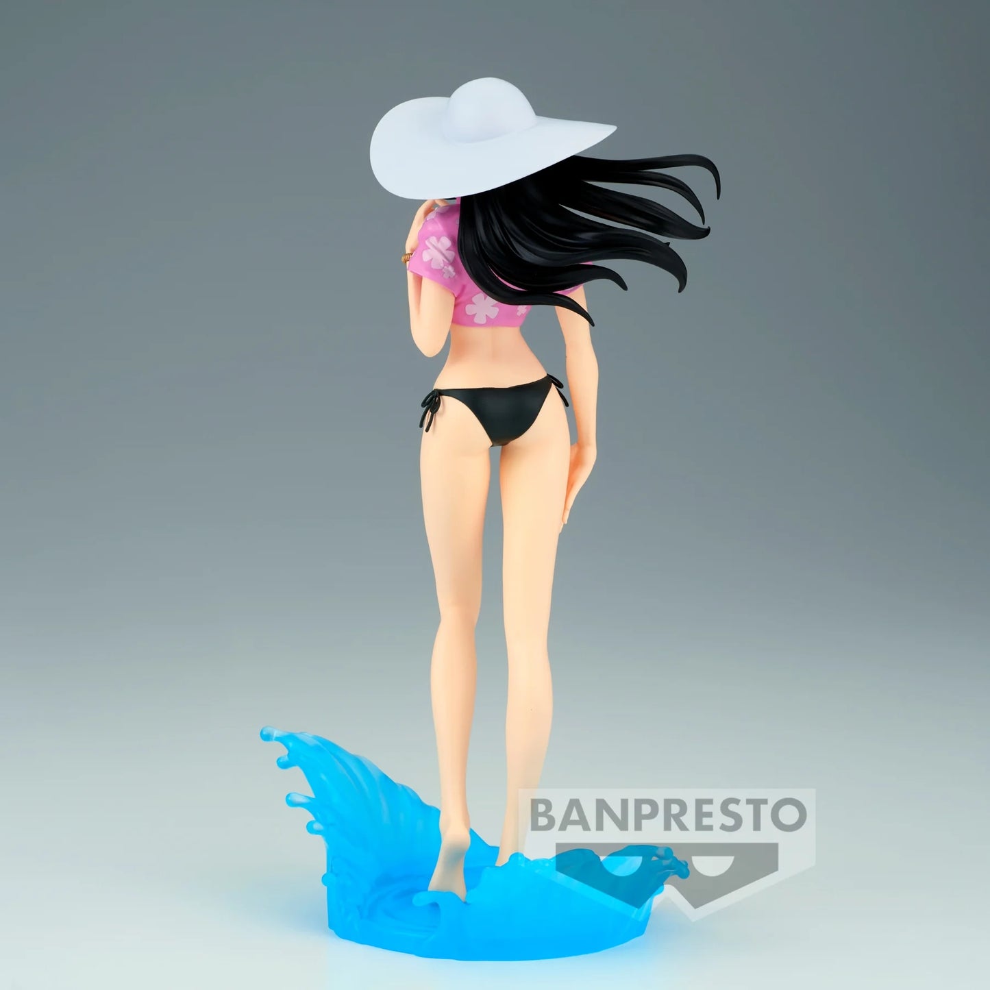 Figurine PVC Nico Robin – Glitter & Glamours (23 cm) de One Piece. Pose élégante avec bikini noir, chemise rose et effet de vague translucide. Produit officiel Banpresto inspiré du personnage culte.