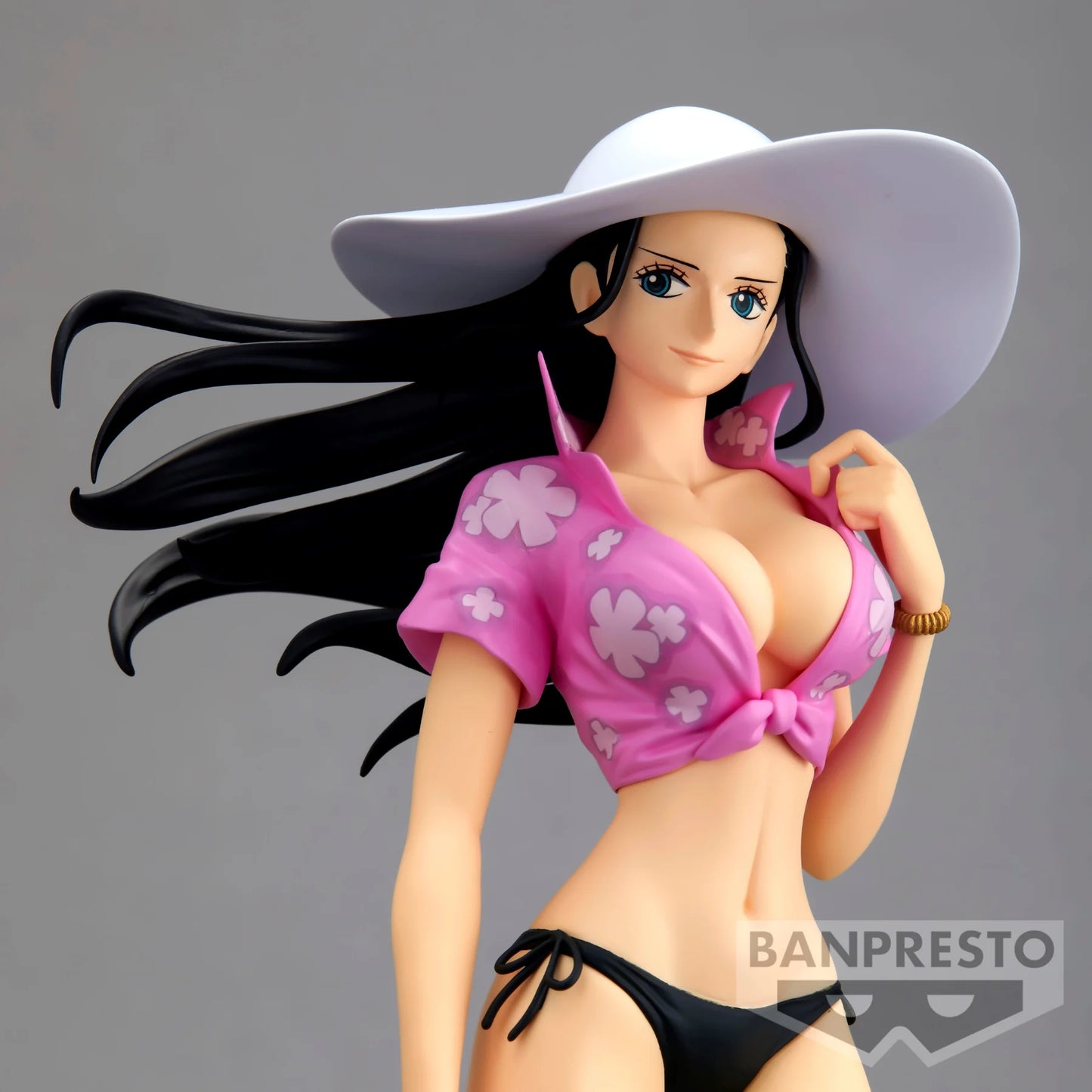 Figurine PVC Nico Robin – Glitter & Glamours (23 cm) de One Piece. Pose élégante avec bikini noir, chemise rose et effet de vague translucide. Produit officiel Banpresto inspiré du personnage culte.