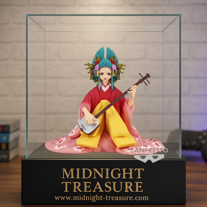 Figurine One Piece – Komurasaki (Hiyori) – 11 cm – Banpresto. Komurasaki assise en tenue de geisha, jouant du shamisen. Une figurine raffinée pour les fans de One Piece et du pays de Wano.

