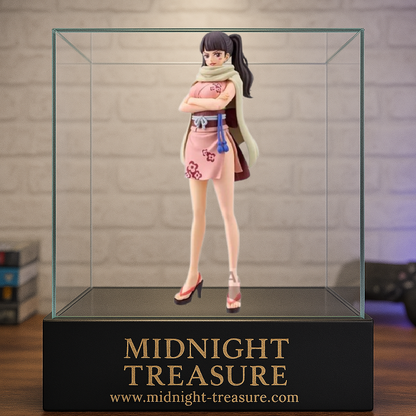 Figurine One Piece – Shinobu – DXF – 16 cm – Banpresto. Shinobu debout, bras croisés, vêtue d’une robe rose et d’une écharpe beige. Une figurine détaillée parfaite pour les fans de One Piece et de Wano.