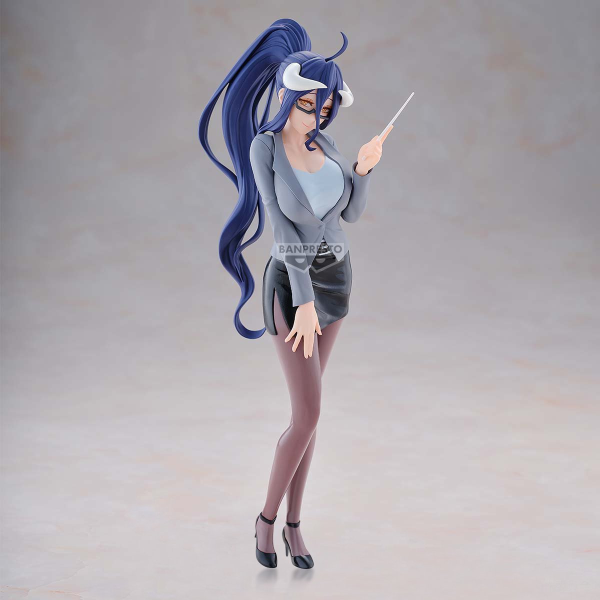 Figurine Overlord – Albedo "Teacher Ver." – 20 cm – Banpresto. Albedo en tenue de professeure stylisée, cheveux longs violets et cornes emblématiques. Une pièce rare et détaillée pour les fans d’Overlord.