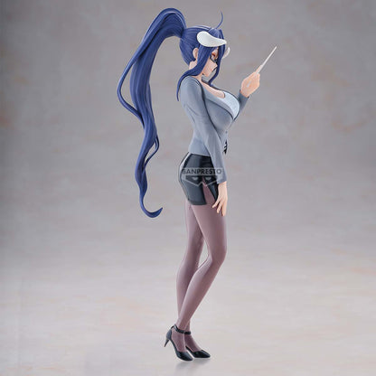 Figurine Overlord – Albedo "Teacher Ver." – 20 cm – Banpresto. Albedo en tenue de professeure stylisée, cheveux longs violets et cornes emblématiques. Une pièce rare et détaillée pour les fans d’Overlord.