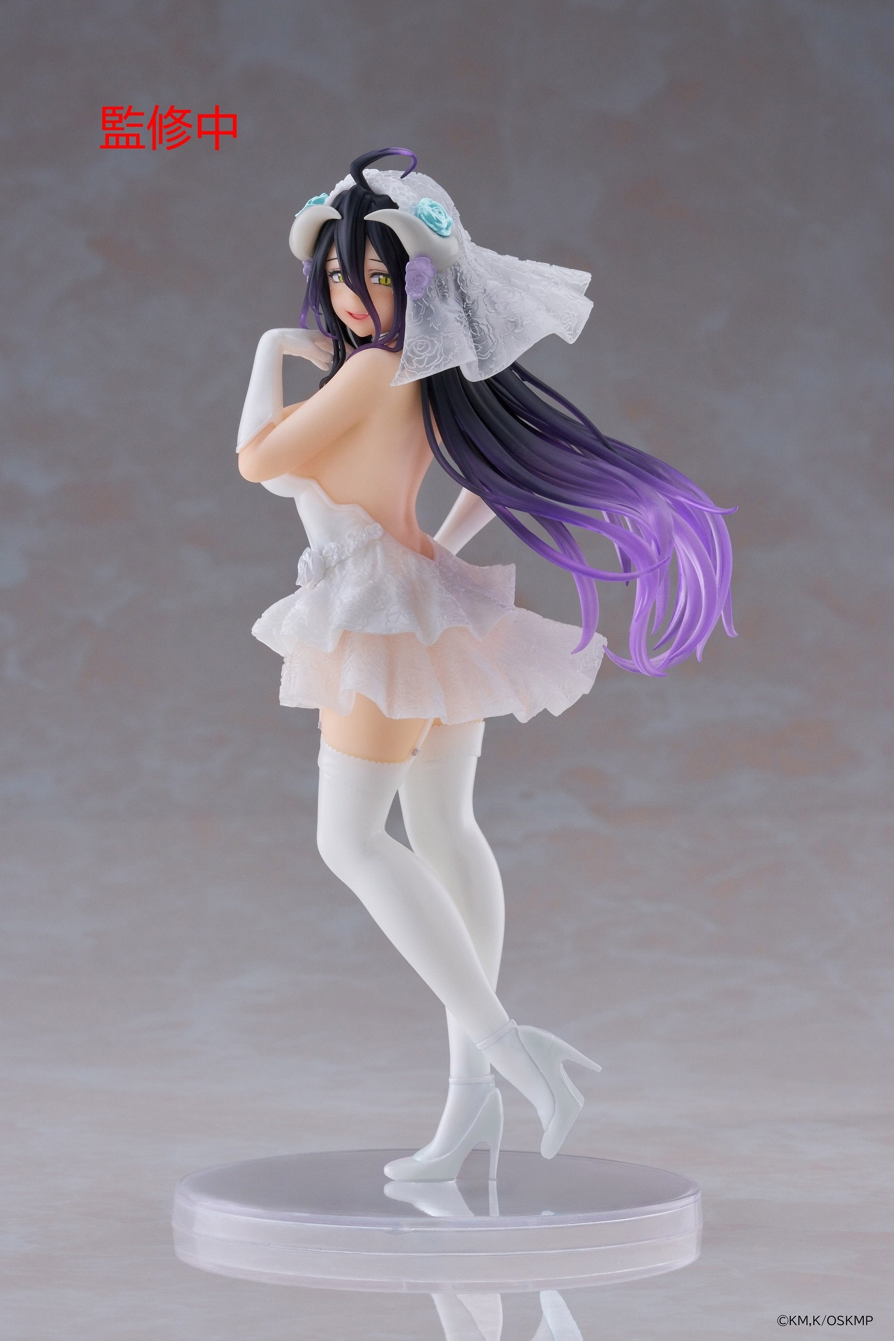 Figurine Overlord – Albedo (Wedding Ver.) – Coreful – 18 cm. Albedo en robe de mariée blanche avec voile et roses décoratives. Une figurine raffinée et élégante pour les fans d’Overlord.