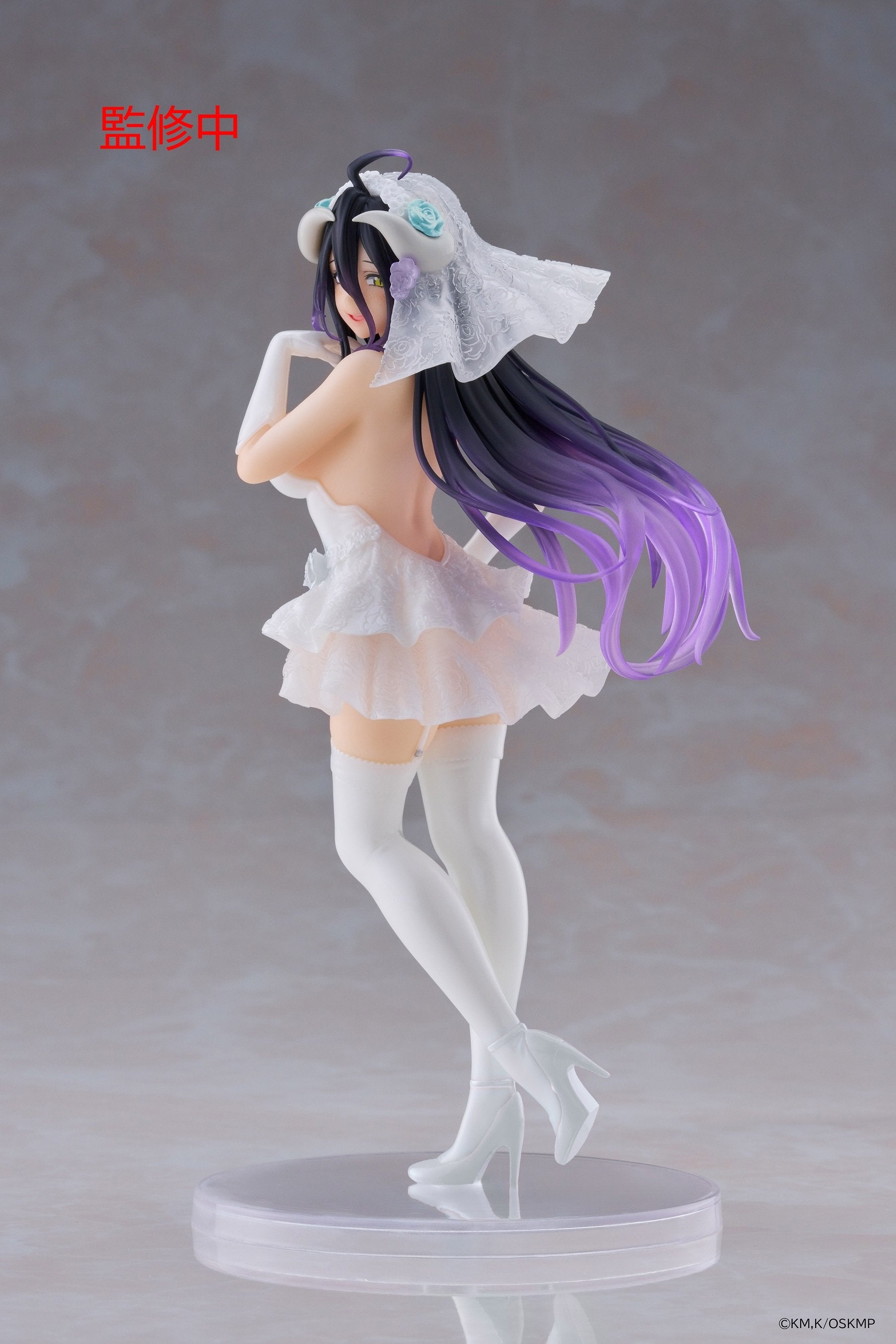 Figurine Overlord – Albedo (Wedding Ver.) – Coreful – 18 cm. Albedo en robe de mariée blanche avec voile et roses décoratives. Une figurine raffinée et élégante pour les fans d’Overlord.