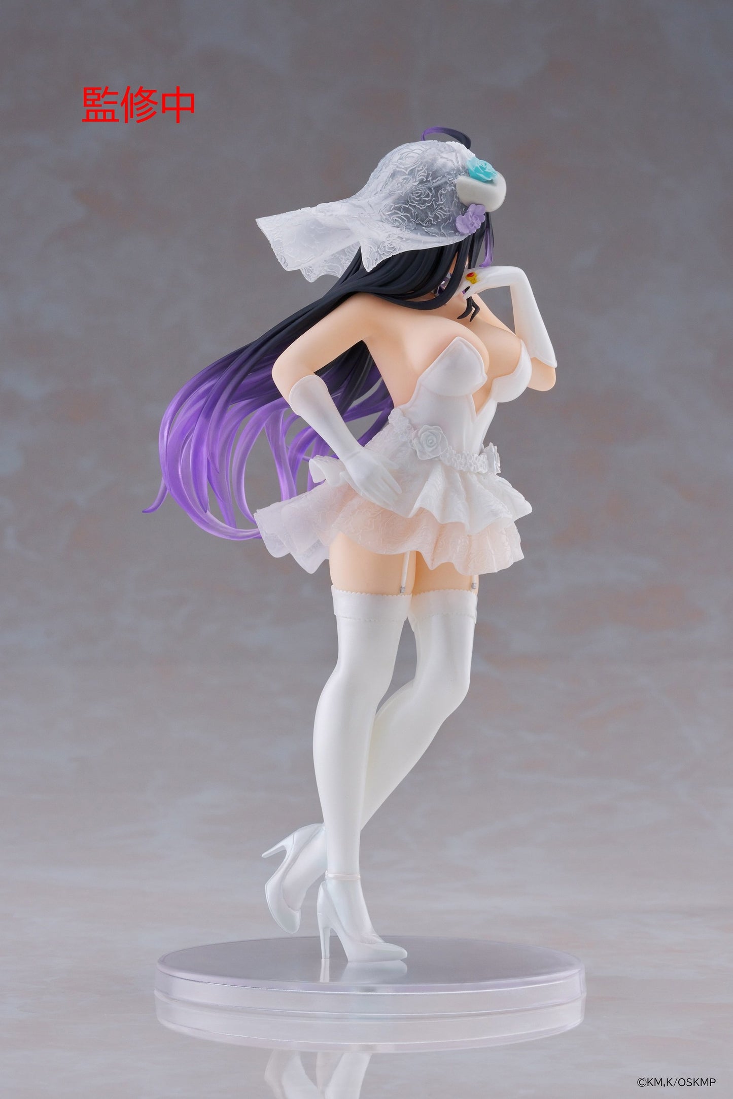 Figurine Overlord – Albedo (Wedding Ver.) – Coreful – 18 cm. Albedo en robe de mariée blanche avec voile et roses décoratives. Une figurine raffinée et élégante pour les fans d’Overlord.