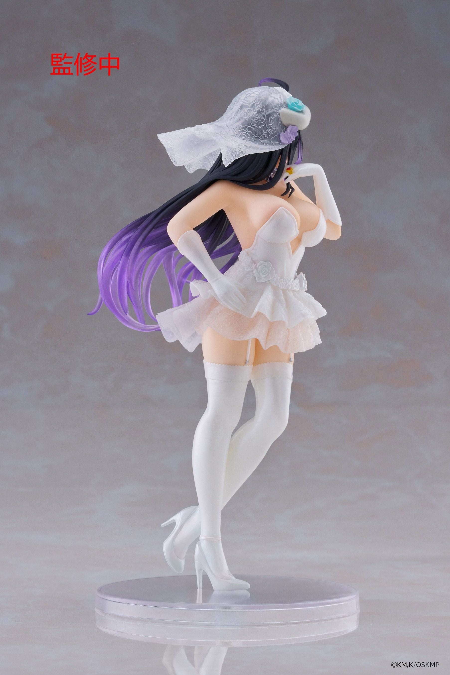 Figurine Overlord – Albedo (Wedding Ver.) – Coreful – 18 cm. Albedo en robe de mariée blanche avec voile et roses décoratives. Une figurine raffinée et élégante pour les fans d’Overlord.