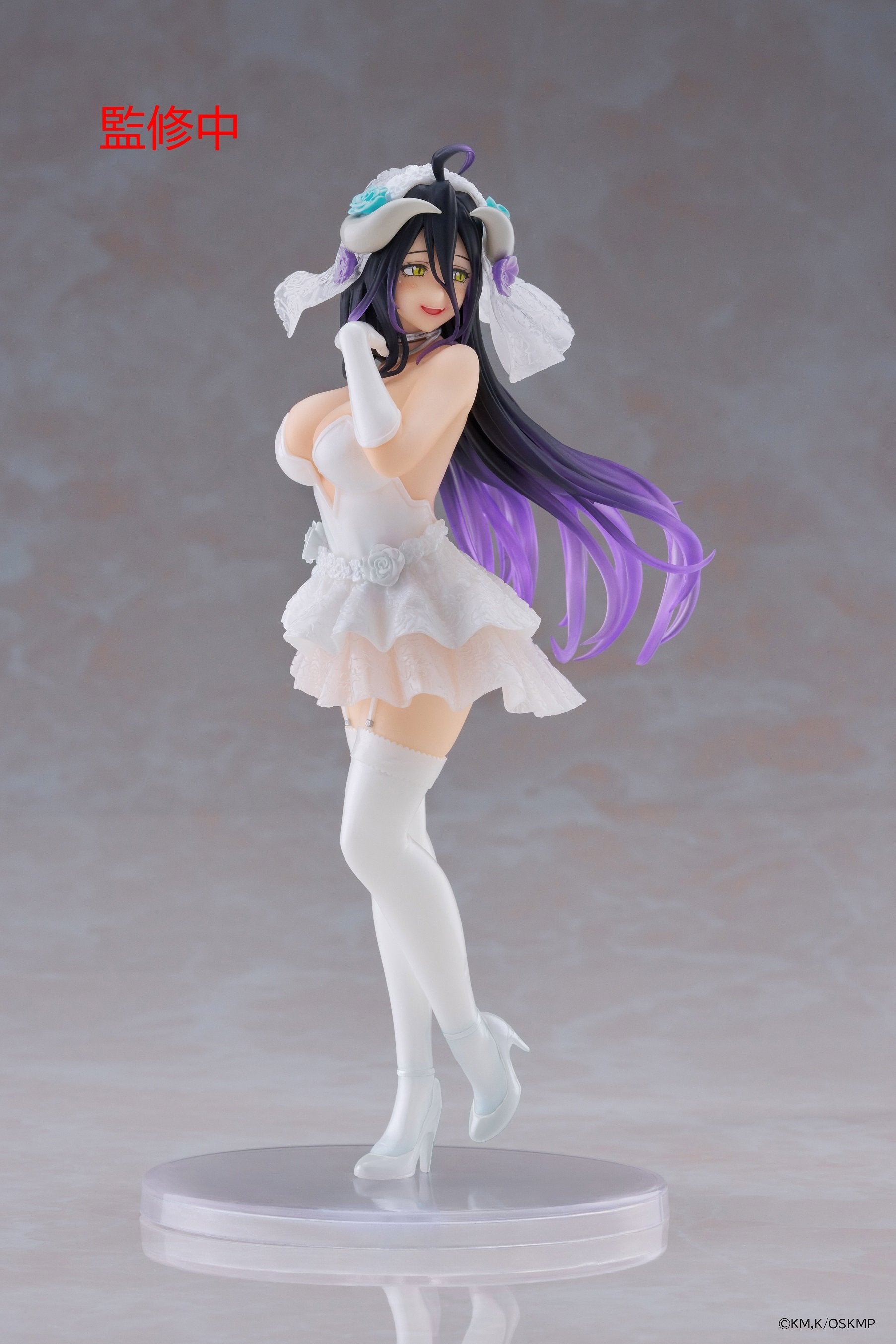 Figurine Overlord – Albedo (Wedding Ver.) – Coreful – 18 cm. Albedo en robe de mariée blanche avec voile et roses décoratives. Une figurine raffinée et élégante pour les fans d’Overlord.
