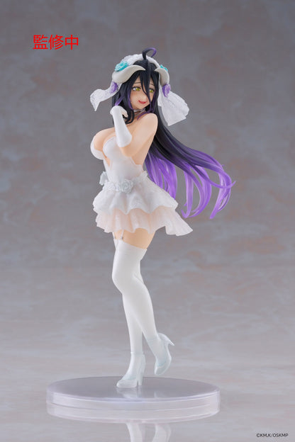 Figurine Overlord – Albedo (Wedding Ver.) – Coreful – 18 cm. Albedo en robe de mariée blanche avec voile et roses décoratives. Une figurine raffinée et élégante pour les fans d’Overlord.