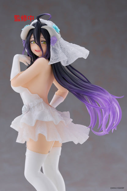Figurine Overlord – Albedo (Wedding Ver.) – Coreful – 18 cm. Albedo en robe de mariée blanche avec voile et roses décoratives. Une figurine raffinée et élégante pour les fans d’Overlord.