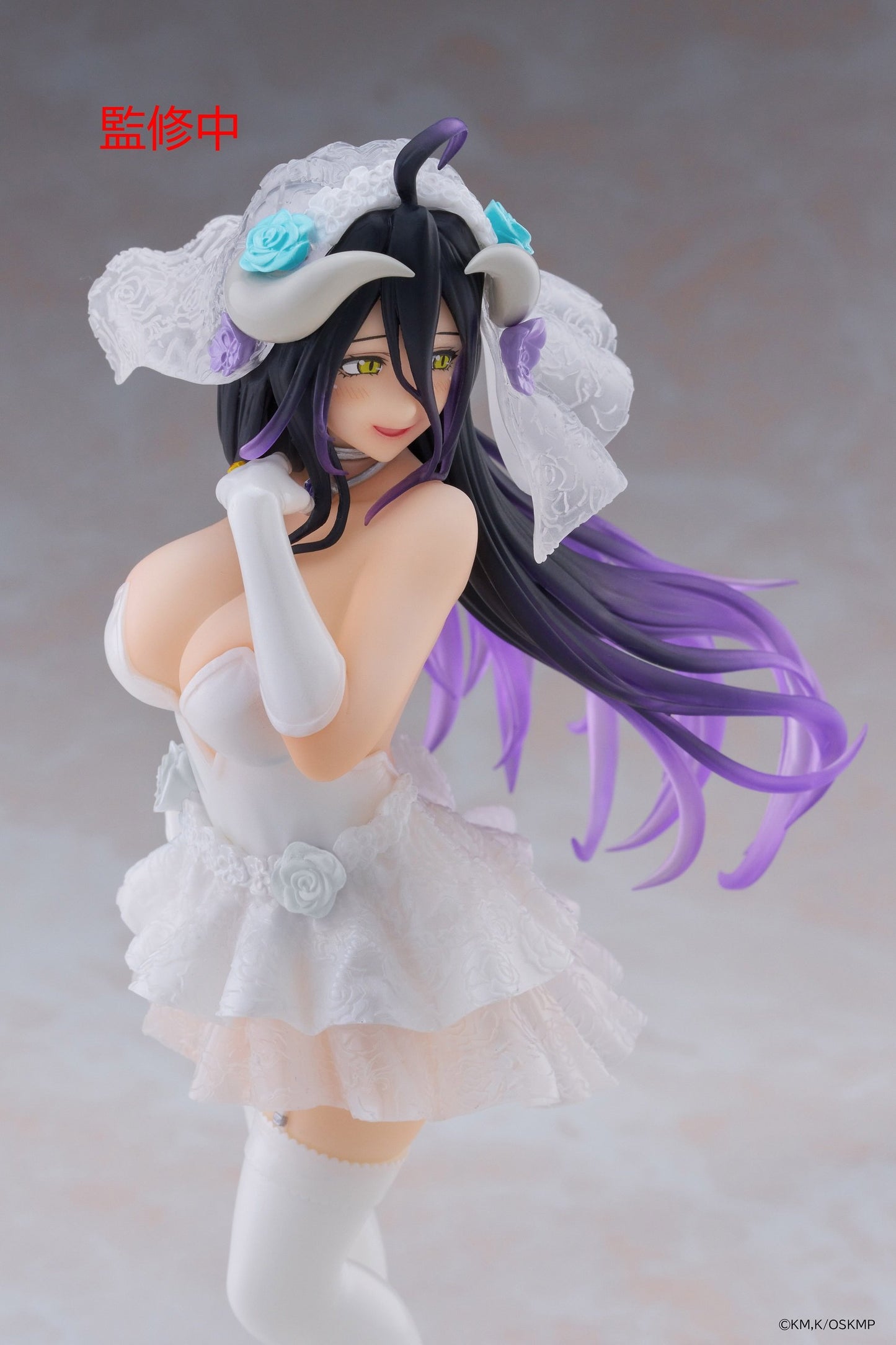 Figurine Overlord – Albedo (Wedding Ver.) – Coreful – 18 cm. Albedo en robe de mariée blanche avec voile et roses décoratives. Une figurine raffinée et élégante pour les fans d’Overlord.
