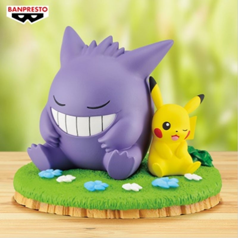 Figurine Pokémon - Pikachu et Ectoplasma, en PVC/ABS de 8 cm, sur une base fleurie.