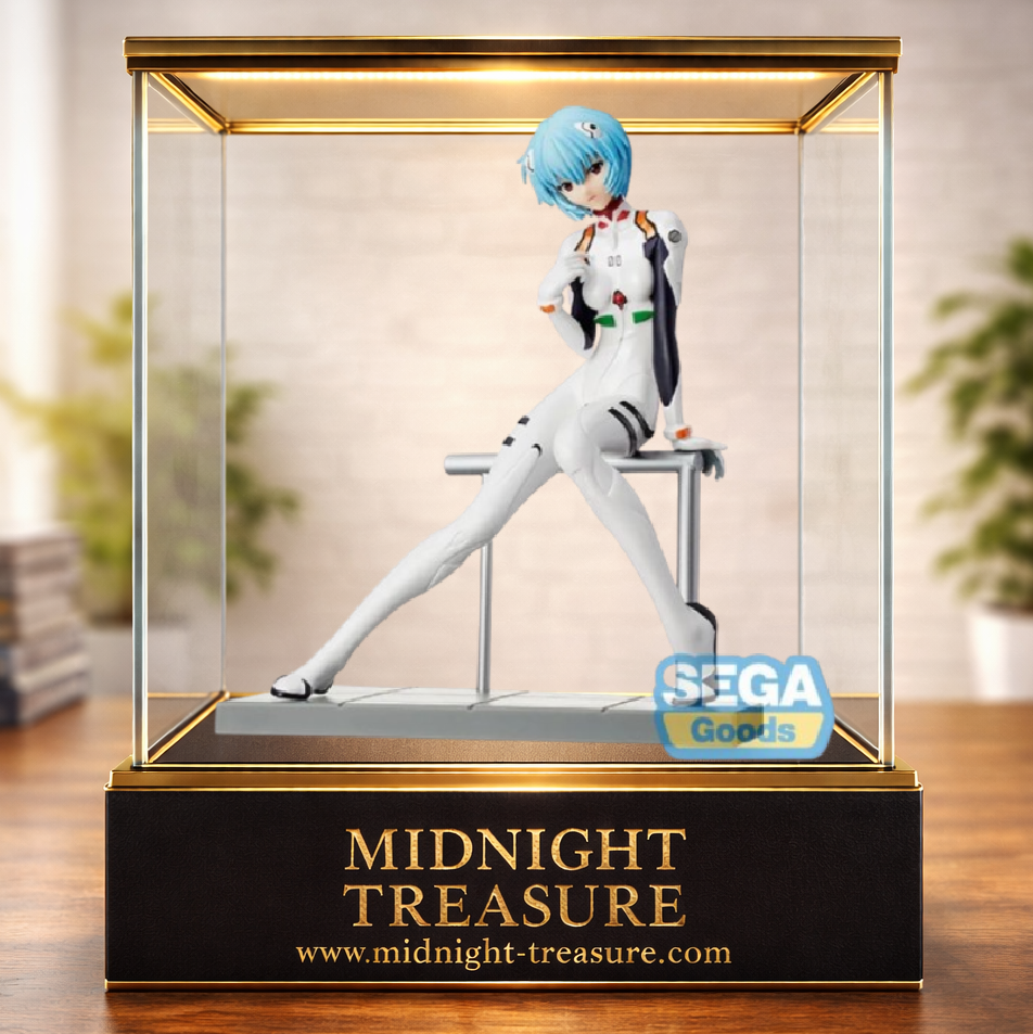 Figurine Evangelion – Rei Ayanami – LPM Limited Premium Figure – 17 cm – SEGA. Rei est représentée assise sur une structure métallique dans sa célèbre Plug Suit blanche, avec ses cheveux bleus et son regard rouge caractéristiques.