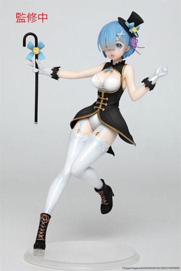 Figurine Re:Zero – Rem "Magician Ver. Renewal Edition" – 23 cm – Taito Precious. Rem en tenue élégante de magicienne avec haut-de-forme et canne décorée, dans une pose dynamique et joyeuse. Une pièce incontournable pour les fans de Re:Zero.