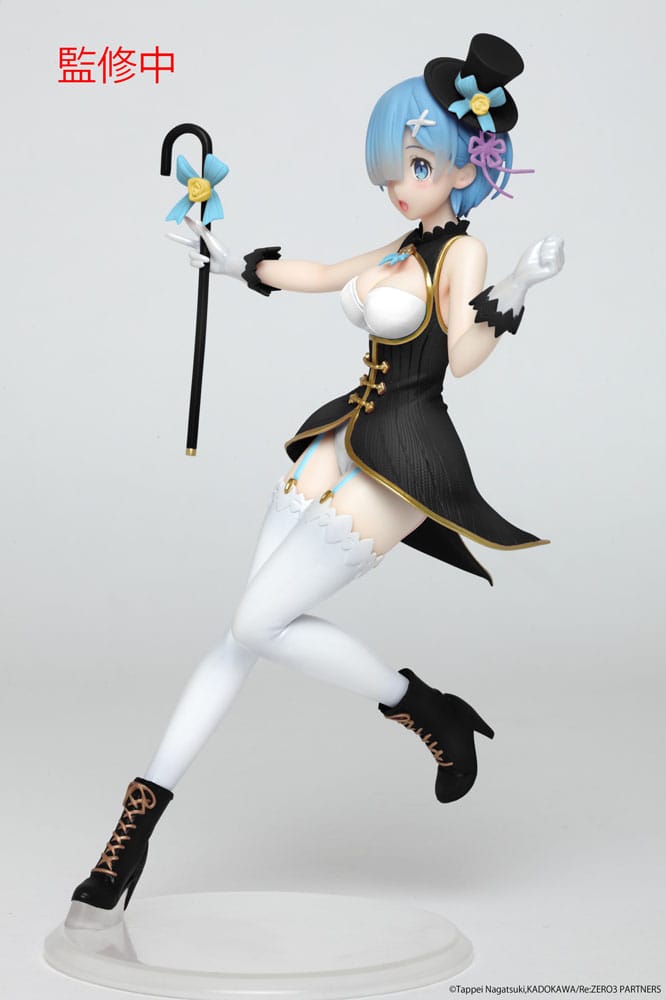 Figurine Re:Zero – Rem "Magician Ver. Renewal Edition" – 23 cm – Taito Precious. Rem en tenue élégante de magicienne avec haut-de-forme et canne décorée, dans une pose dynamique et joyeuse. Une pièce incontournable pour les fans de Re:Zero.