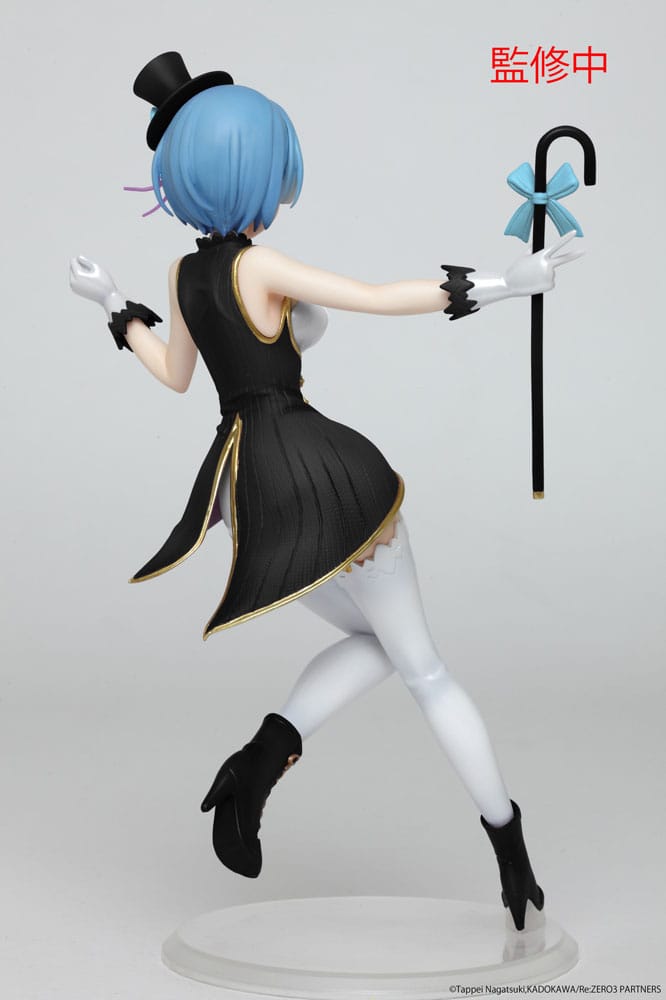 Figurine Re:Zero – Rem "Magician Ver. Renewal Edition" – 23 cm – Taito Precious. Rem en tenue élégante de magicienne avec haut-de-forme et canne décorée, dans une pose dynamique et joyeuse. Une pièce incontournable pour les fans de Re:Zero.