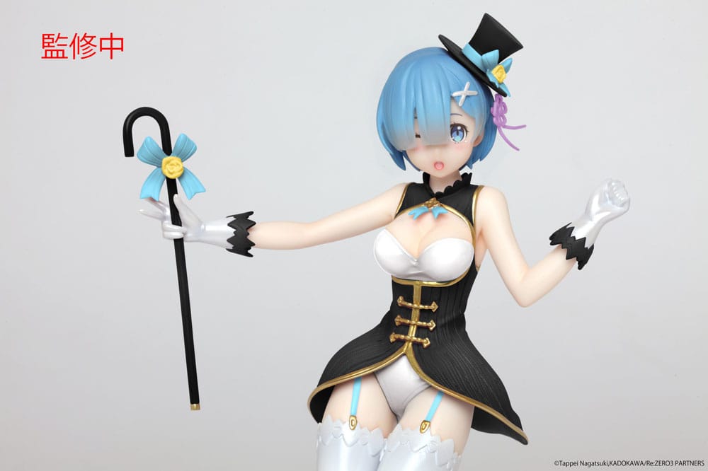 Figurine Re:Zero – Rem "Magician Ver. Renewal Edition" – 23 cm – Taito Precious. Rem en tenue élégante de magicienne avec haut-de-forme et canne décorée, dans une pose dynamique et joyeuse. Une pièce incontournable pour les fans de Re:Zero.