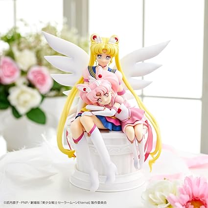 Figurine Sailor Moon Eternal Ichibansho (Bandai) représentant Eternal Sailor Moon assise sur un socle, tenant Eternal Sailor Chibi Moon contre elle, dans une scène pleine de tendresse et de magie. Hauteur 14 cm, détails soignés et couleurs éclatantes.