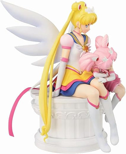 Figurine Sailor Moon Eternal Ichibansho (Bandai) représentant Eternal Sailor Moon assise sur un socle, tenant Eternal Sailor Chibi Moon contre elle, dans une scène pleine de tendresse et de magie. Hauteur 14 cm, détails soignés et couleurs éclatantes.